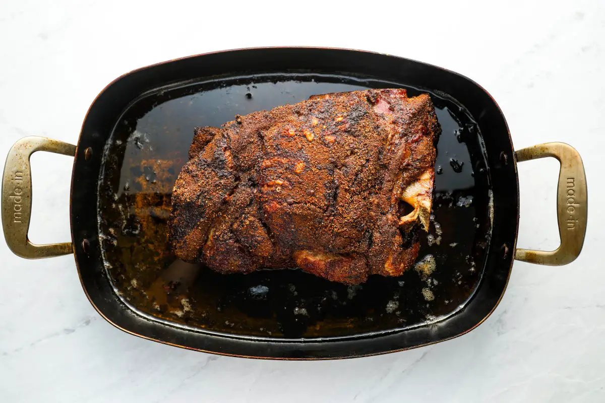 gekochter Schweinebraten in der Bratpfanne