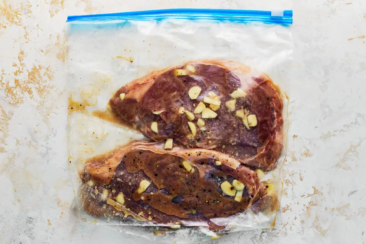 Steak im Ziplock-Beutel mit Marinade.