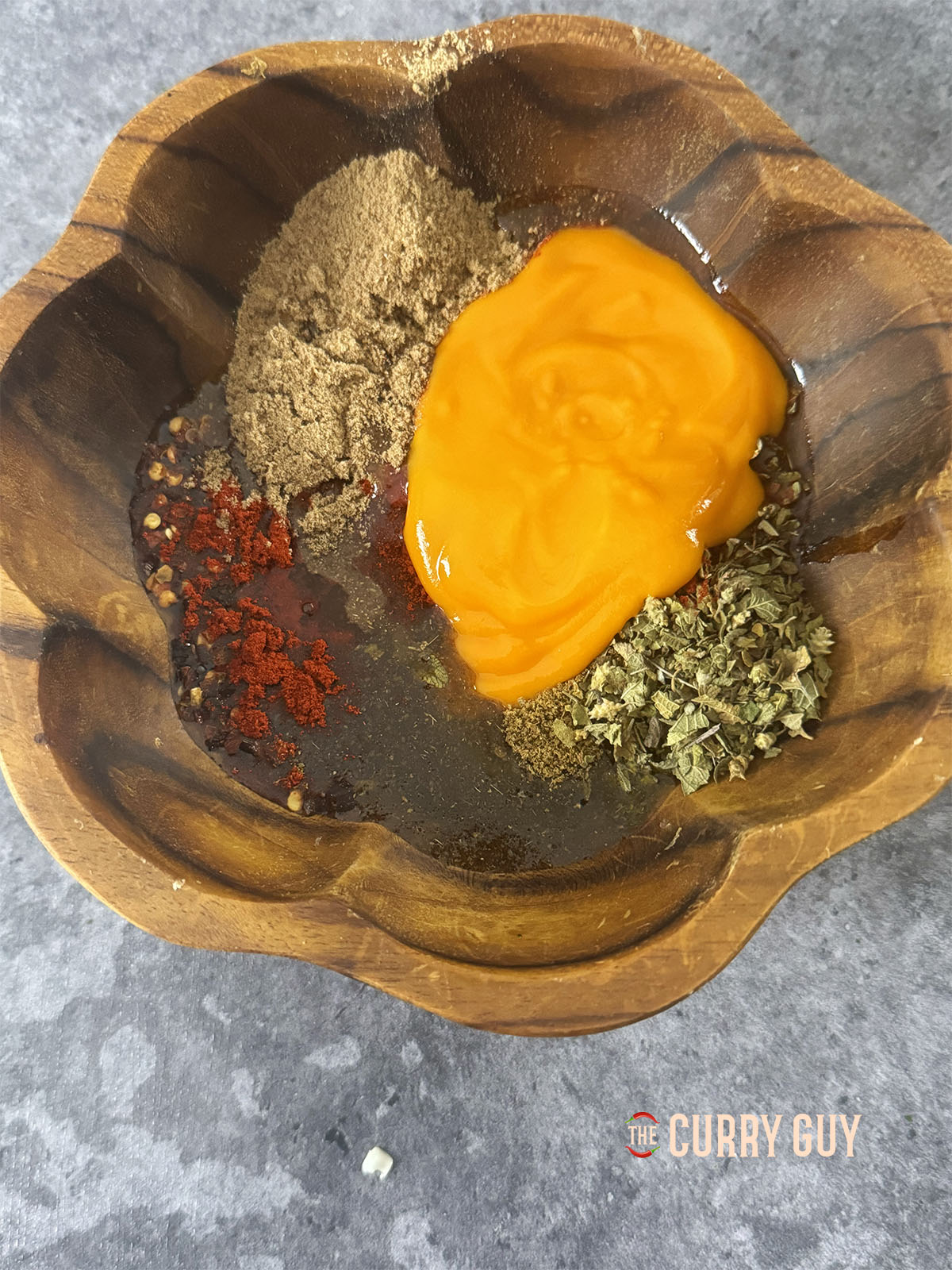 Fügen Sie der Marinade die flüssigen Zutaten wie Sojasauce, Limettensaft und Aji Amarillo hinzu.