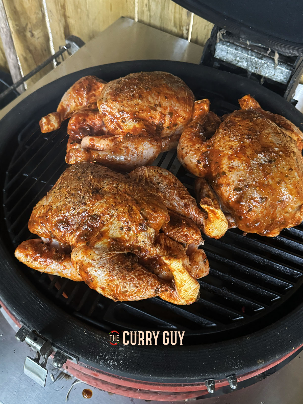 Das peruanische Huhn wird bei indirekter Hitze auf dem Grill gegart.