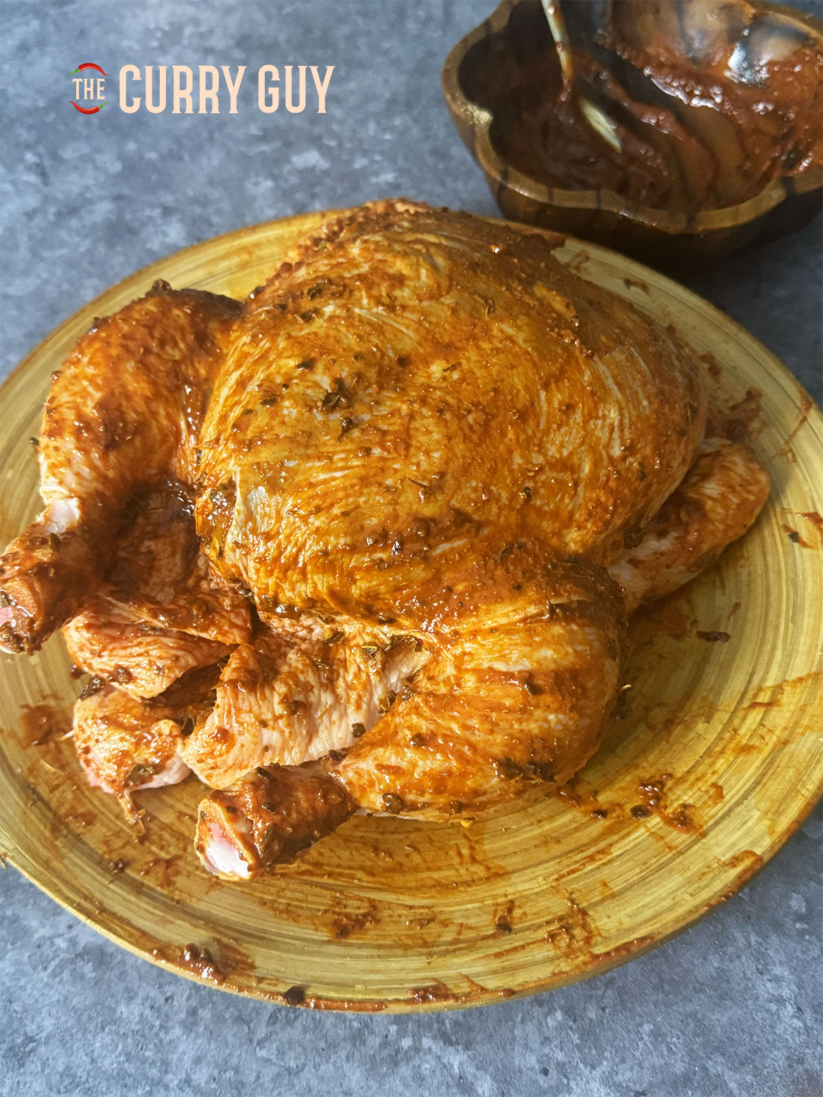 Das Hähnchen mit der Marinade marinieren.