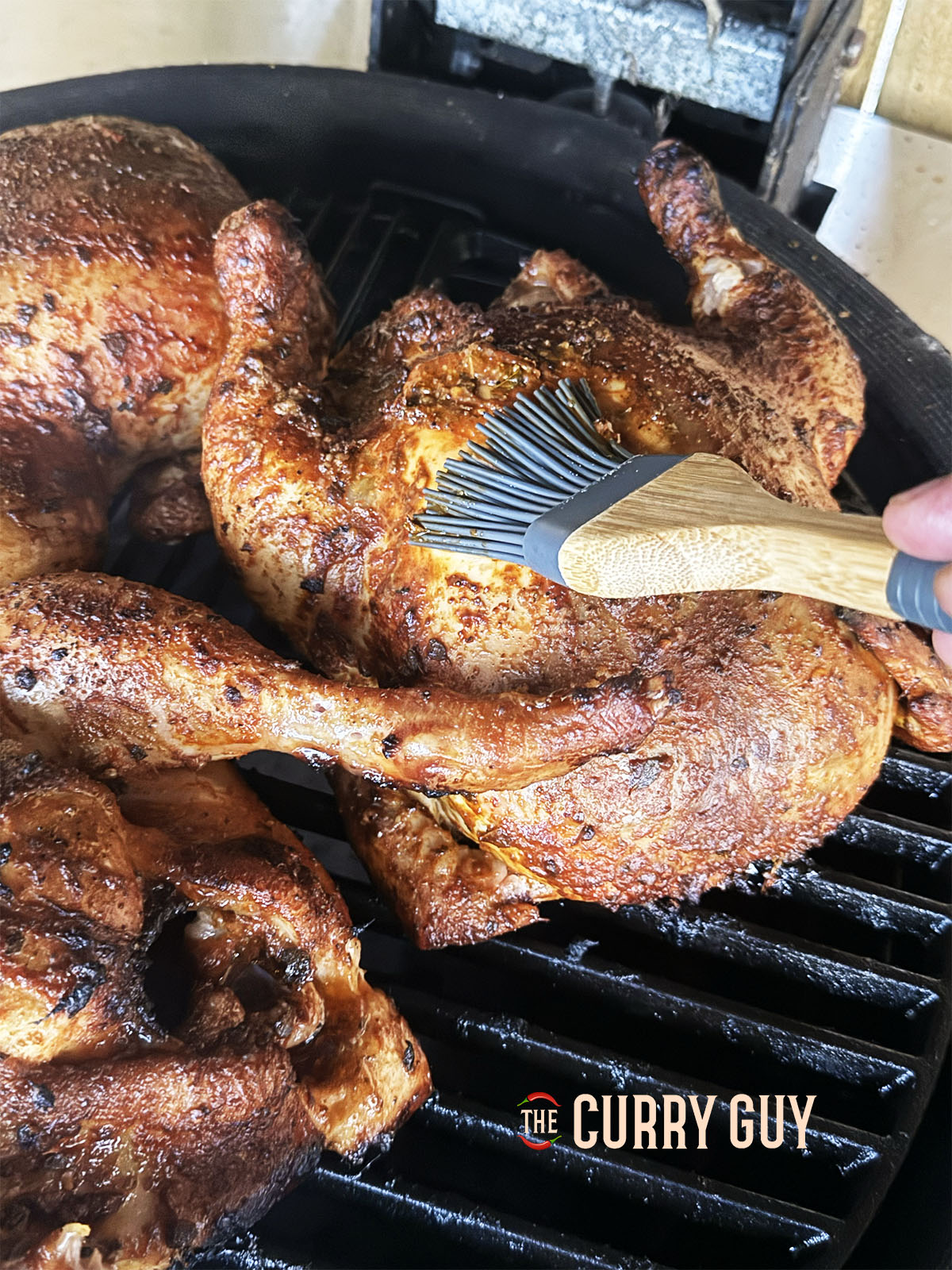 Bestreichen Sie das Huhn während des Bratens mit Butter.