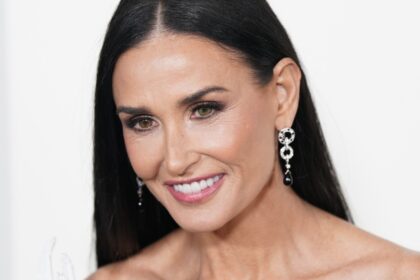 Demi Moore und ihre Enkelin halten auf einem himmlischen Foto im Hinterhof Händchen