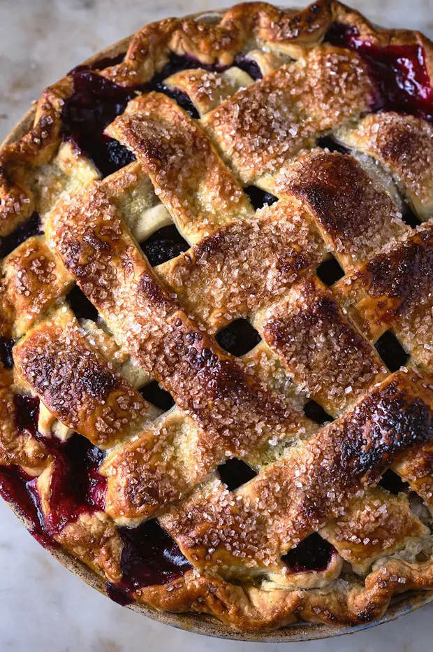 Beerenkuchen mit Gittermuster in einer Kuchenform