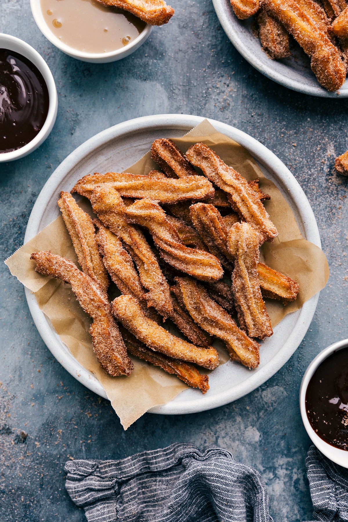 Teller Churros, serviert mit einer Beilagenschale reichhaltiger Schokoladensoße.