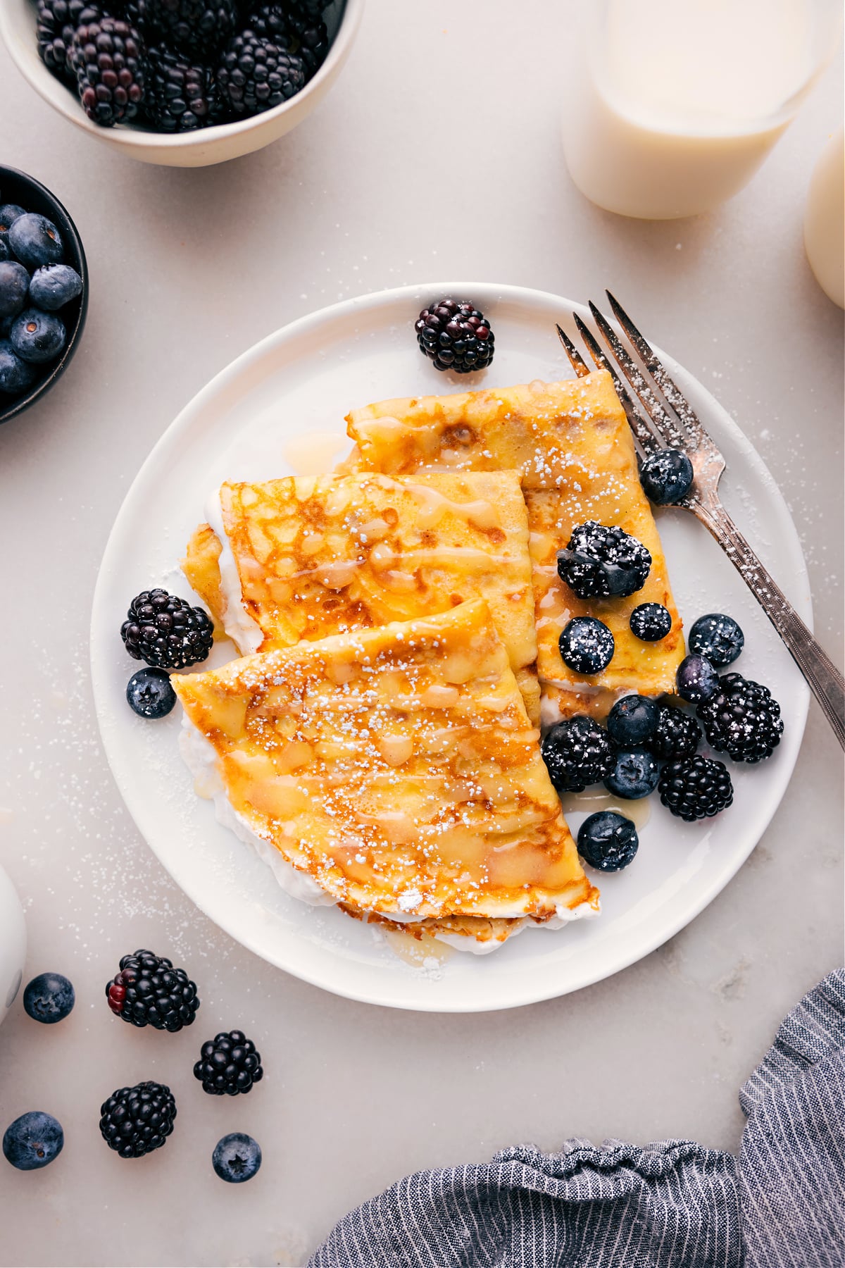 Ein Teller voller köstlicher Crêpes, bereit zum Genießen.