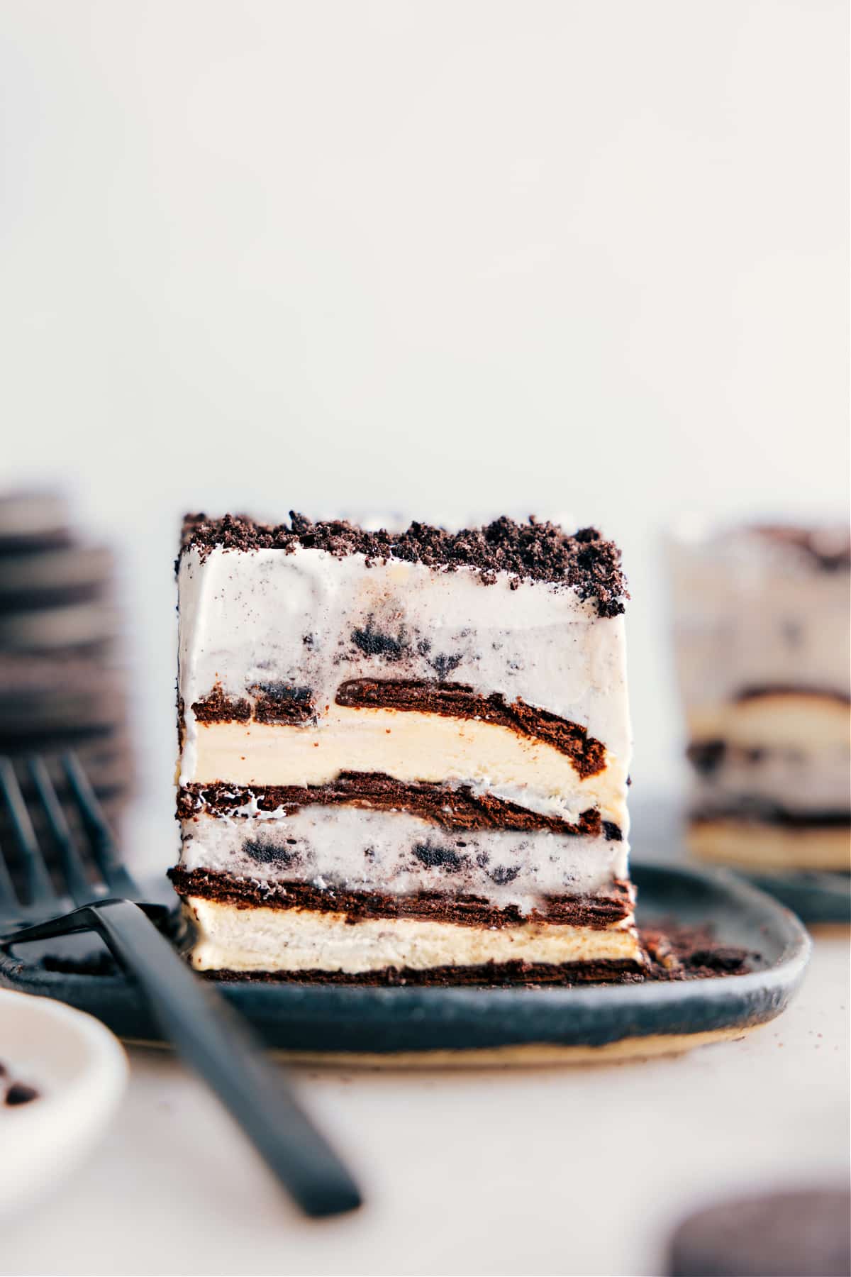 Ein Stück Eiscreme-Sandwichkuchen mit vier Zutaten auf einem Teller.