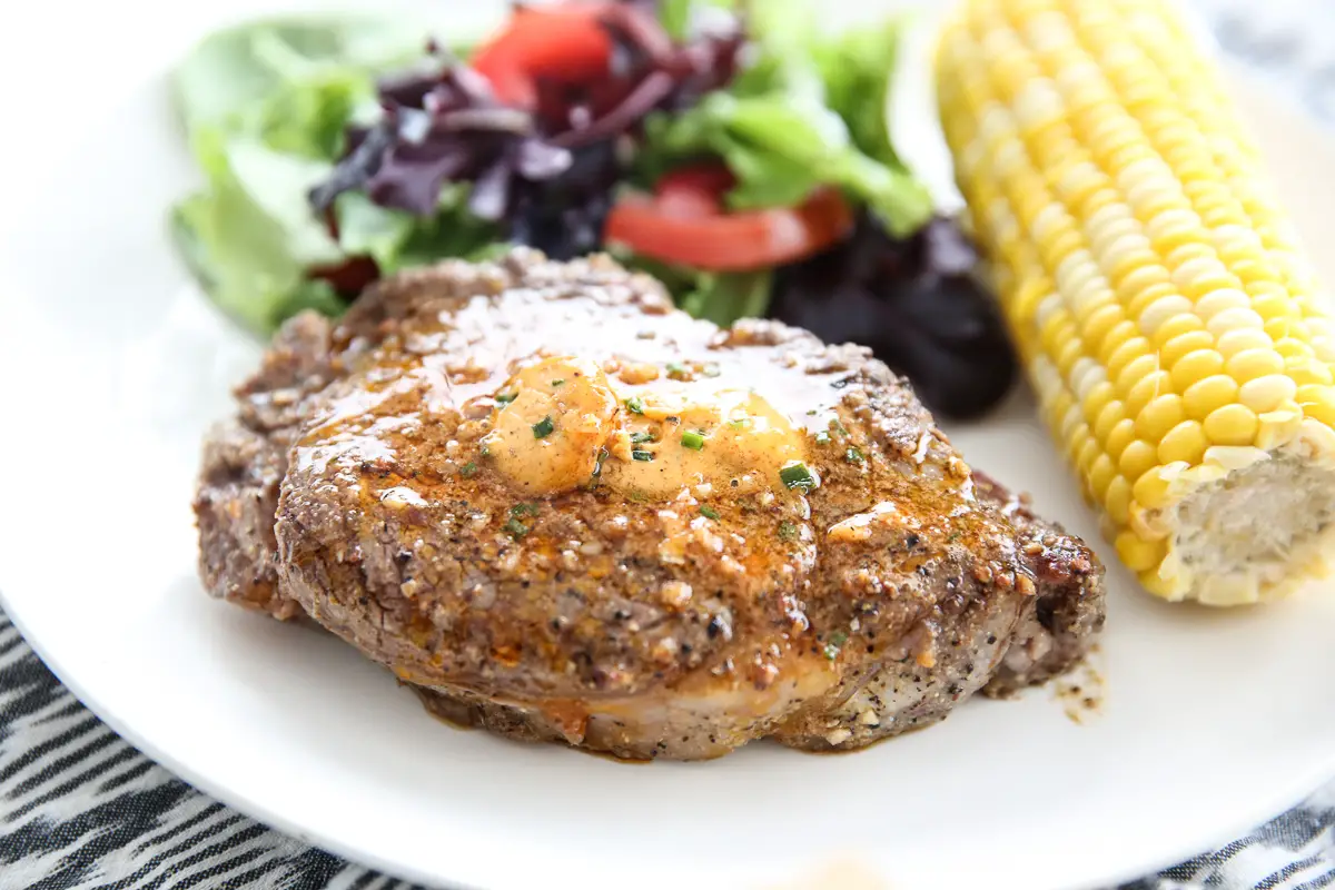 geräucherte Paprikabutter geschmolzen auf einem Steak