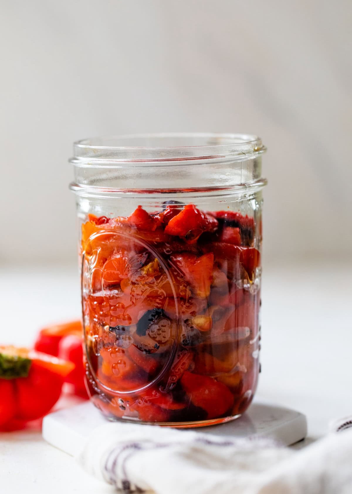 Geröstete rote Paprika im Glas