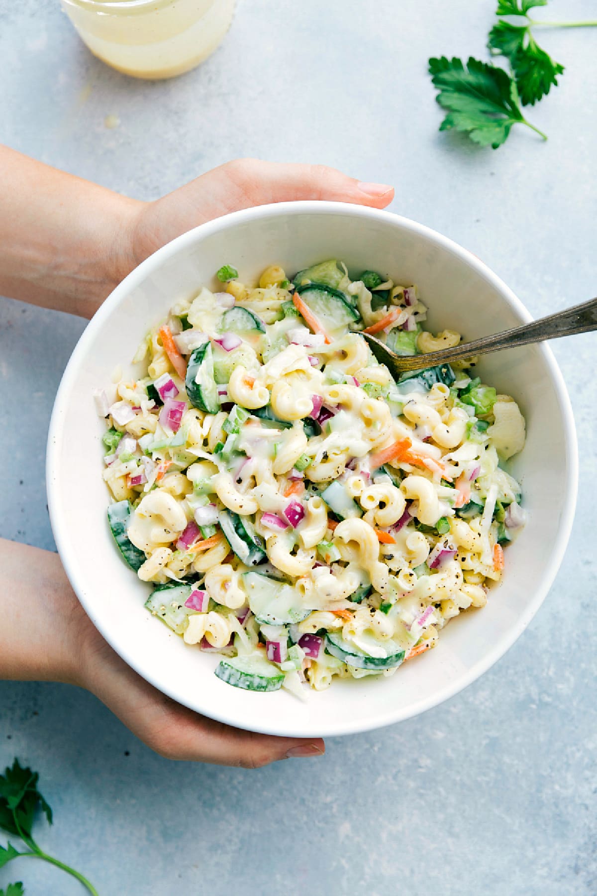 Rezept für Makkaroni-Krautsalat in einer Schüssel, fertig zum Genießen.