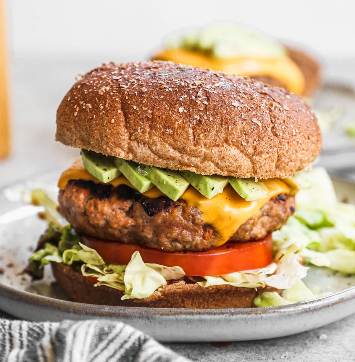 saftige Putenburger belegt mit Avocado und Käse