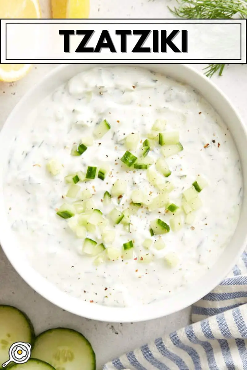 Draufsicht auf Tzatziki-Sauce in einer weißen Servierschüssel mit Titeltext oben.