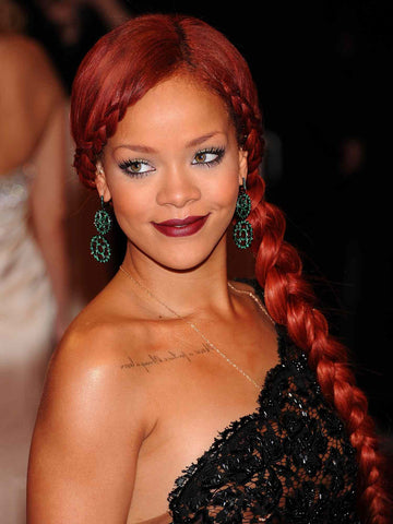 Rihanna mit geflochtenen Haaren