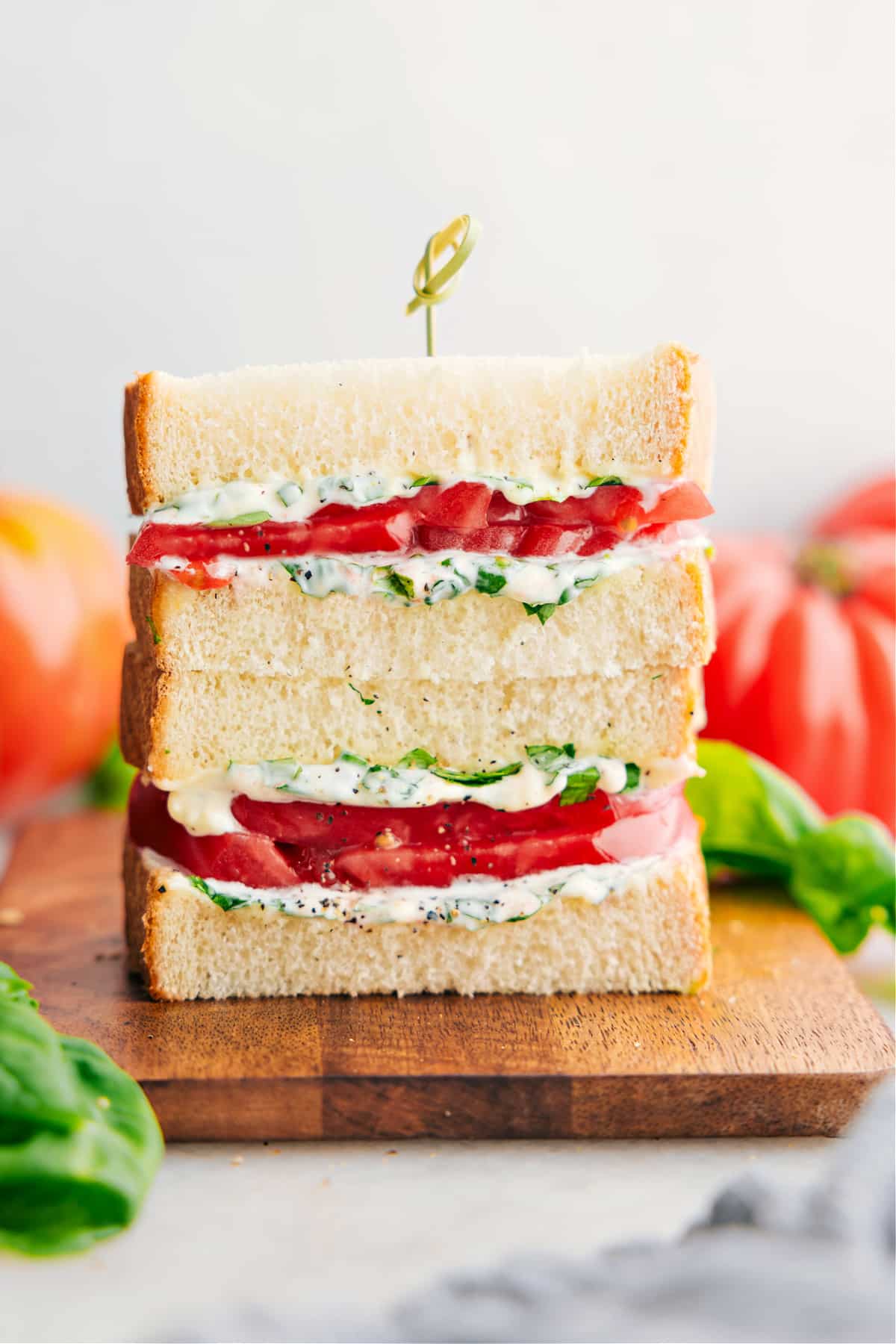 Übereinander gestapelte Tomatensandwiches, die das köstliche Innere zeigen.