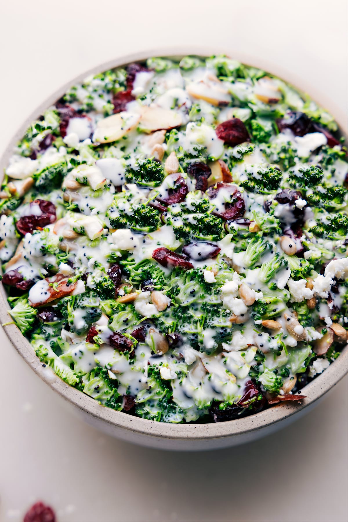 Zitronen-Mohn-Brokkoli-Salat in einer Schüssel.