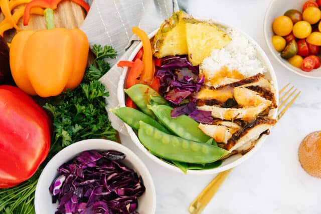 alle Zutaten für diese Ananas-Hühnchen-Buddha-Bowl