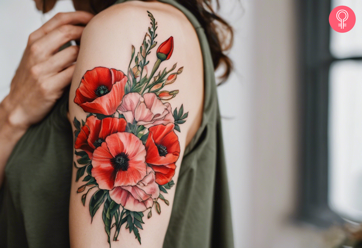 Ein Tattoo mit einem Blumenstrauß der Geburt im August auf dem Arm einer Frau