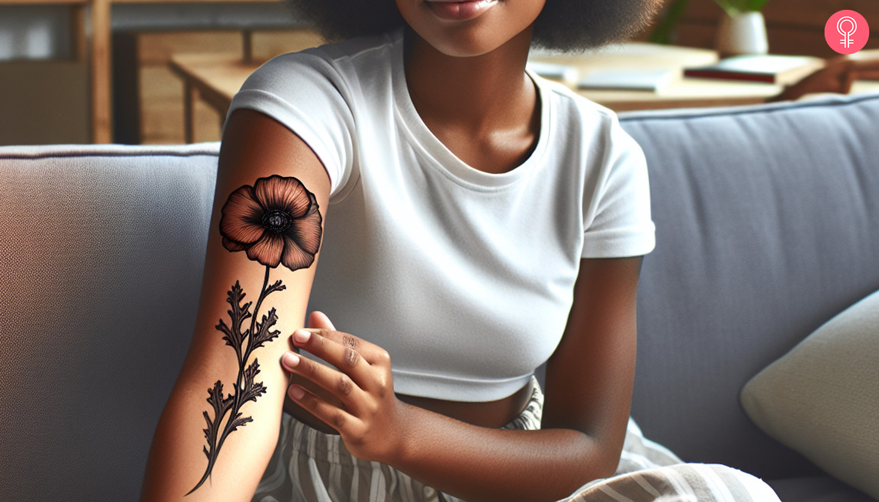 Ein Mohn-Geburtsblumen-Tattoo für August auf dem Arm einer Frau