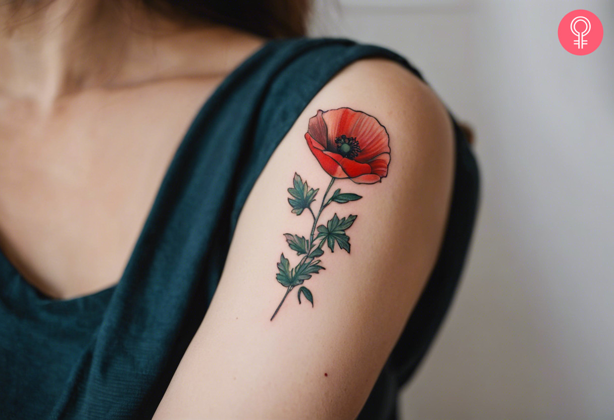 Ein August-Geburtsblumen-Tattoo auf dem Arm einer Frau