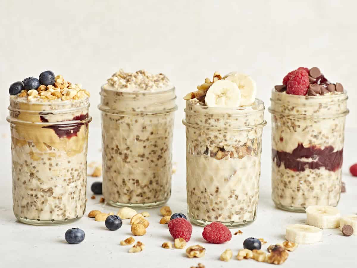 Seitenansicht von Overnight Oats in Einmachgläsern