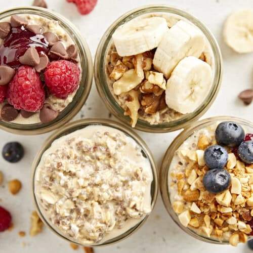 Draufsicht auf Overnight Oats mit verschiedenen Toppings