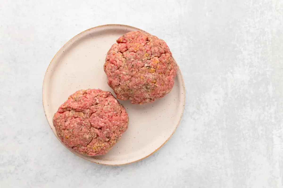 2 Hamburger-Patties auf einem Teller