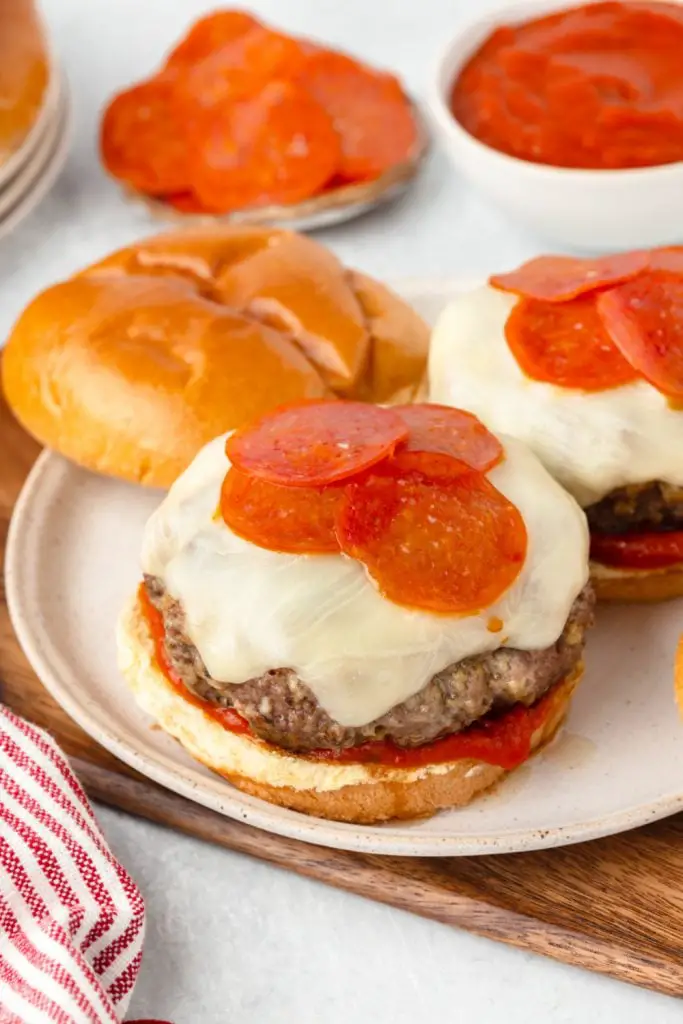 Einfache Pizza-Burger auf einem Teller