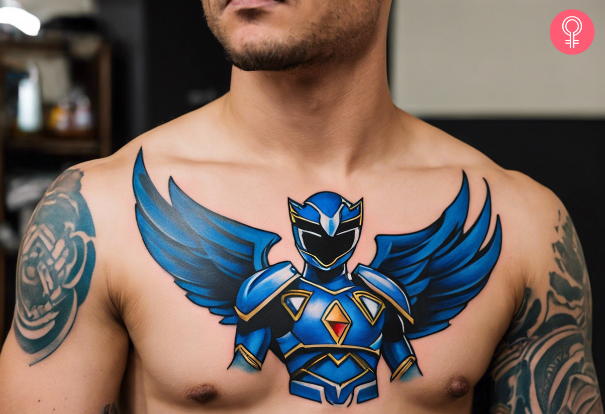 Ein traditionelles blaues Power Ranger-Tattoo auf der oberen Brust