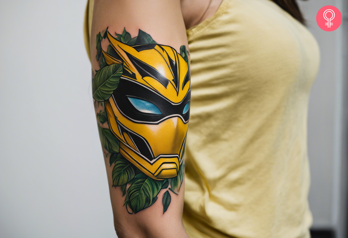  Ein gelbes, von den Power Rangers Jungle Fury inspiriertes Tattoo auf dem Arm