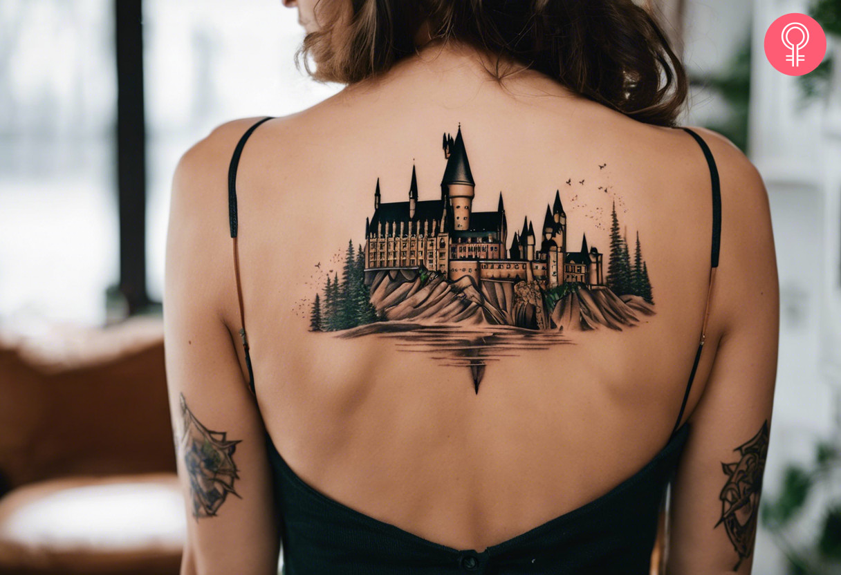 Eine Frau mit einem Hogwarts-Tattoo auf dem Rücken