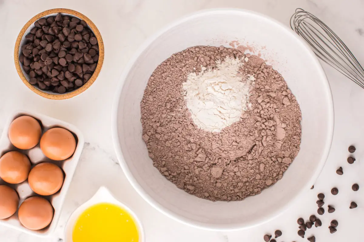 Brownie-Mix und Mehl in einer Schüssel