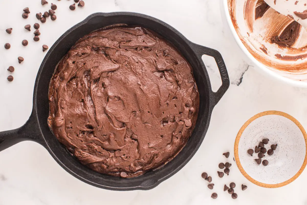 Brownie-Teig in gusseiserne Pfanne gegeben