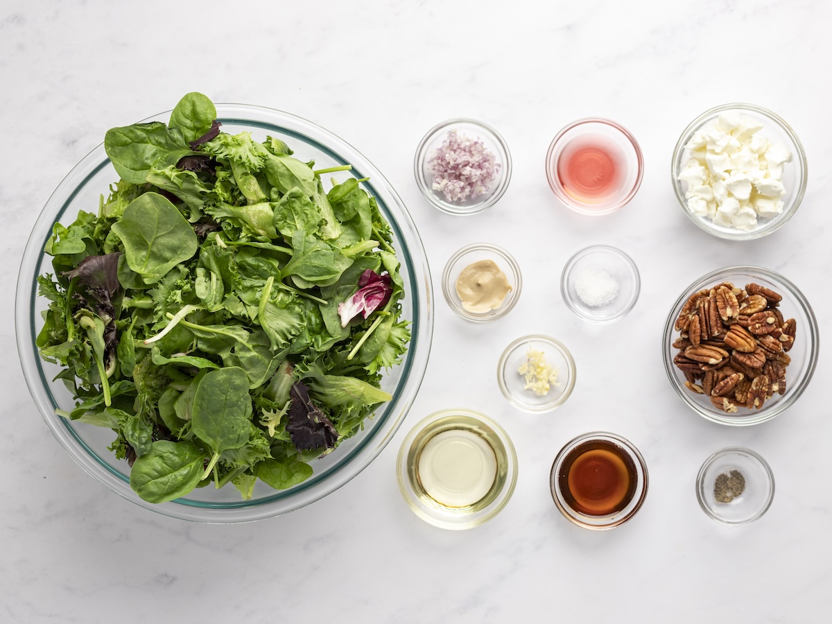 Grüner Salat mit Ziegenkäse, Pekannüssen mit Ahornglasur und Ahorn-Dijon-Vinaigrette mit gestreifter Leinenserviette