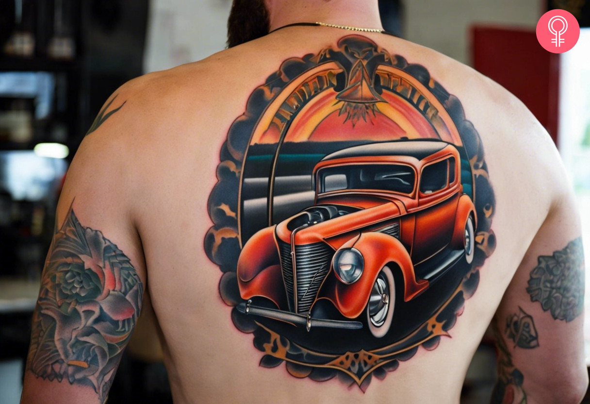 Mann mit einem Vintage-Hot-Rod-Tattoo auf dem Rücken