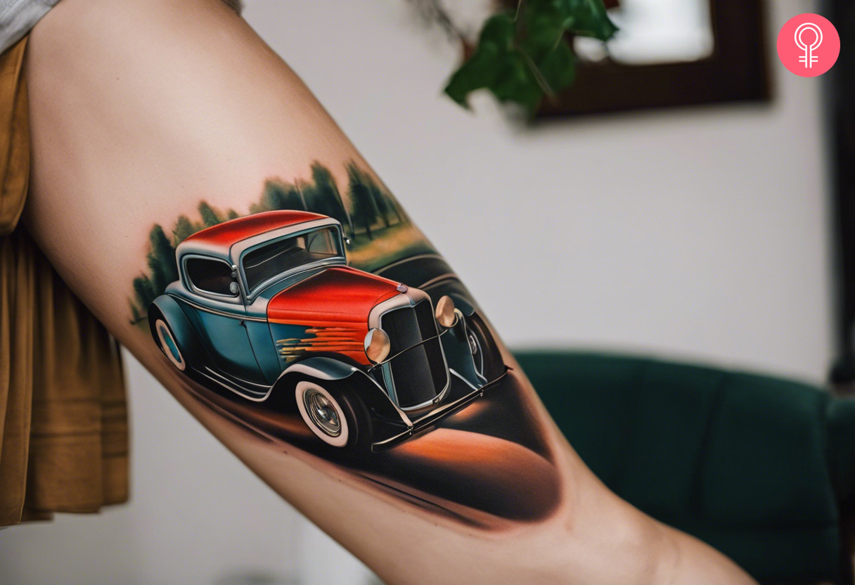 Eine Frau mit einem Vintage-Hot-Rod-Tattoo auf dem Rücken