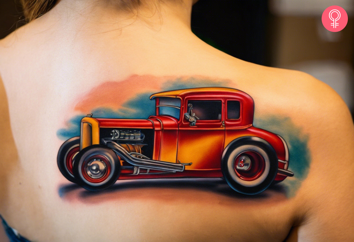 Eine Frau mit einem New-School-Hot-Rod-Tattoo auf dem Rücken