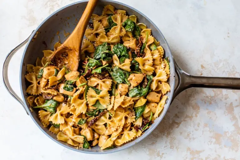 cremiges Rezept für Pasta mit sonnengetrockneten Tomaten in der Pfanne