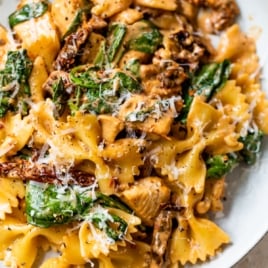 das beste Pasta-Rezept mit sonnengetrockneten Tomaten, Spinat und Hühnchen