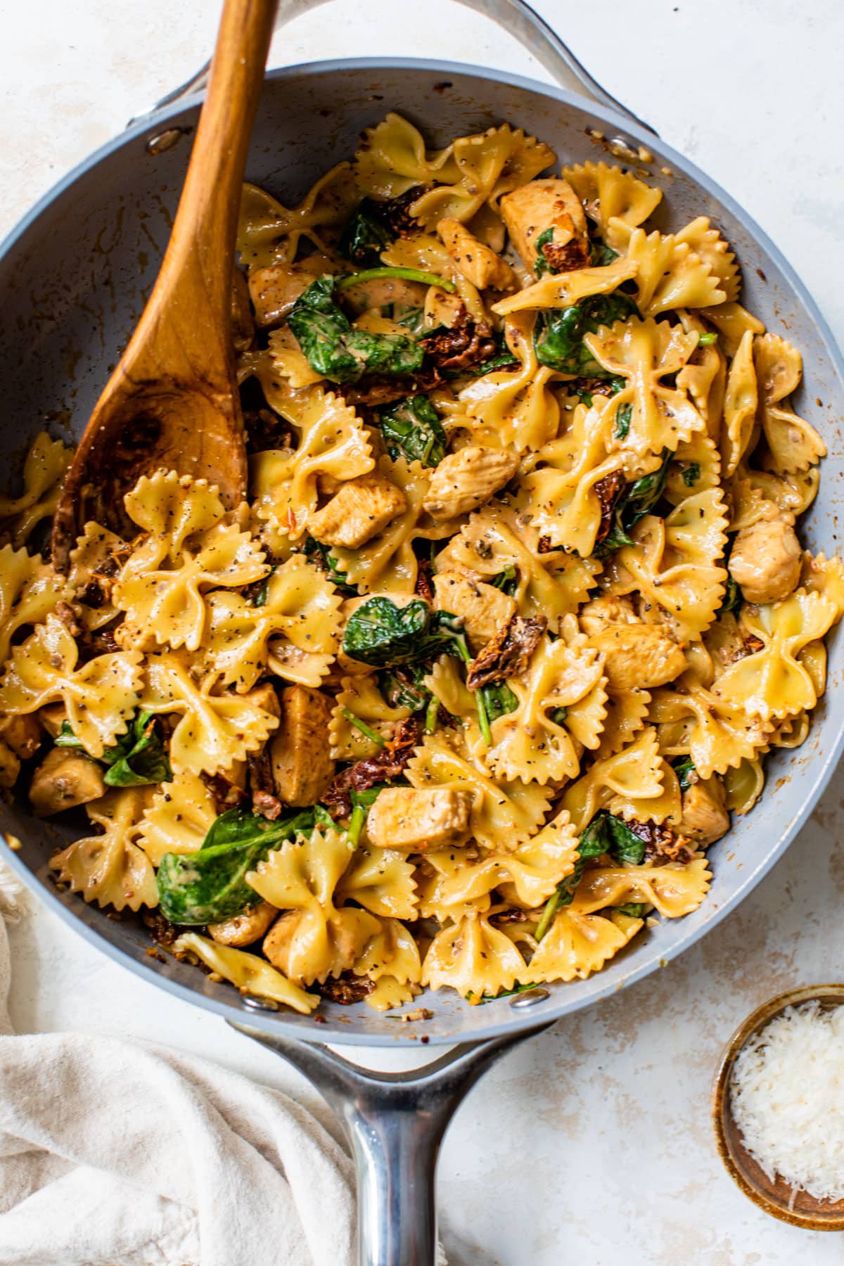 ein Topf cremige Hähnchen-Pasta mit sonnengetrockneten Tomaten