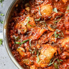 Draufsicht auf das Rezept für Hühnchen Cacciatore in der Pfanne mit Basilikum zum Garnieren