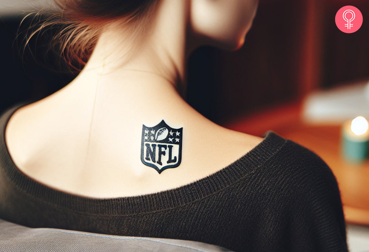 Frau mit einem NFL-Logo-Tattoo auf dem Rücken