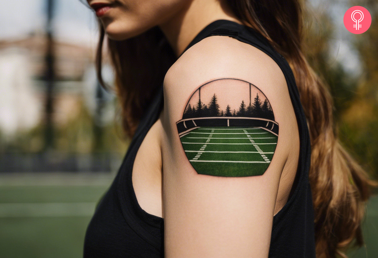 Frau mit einem American-Football-Feld-Tattoo auf dem Oberarm