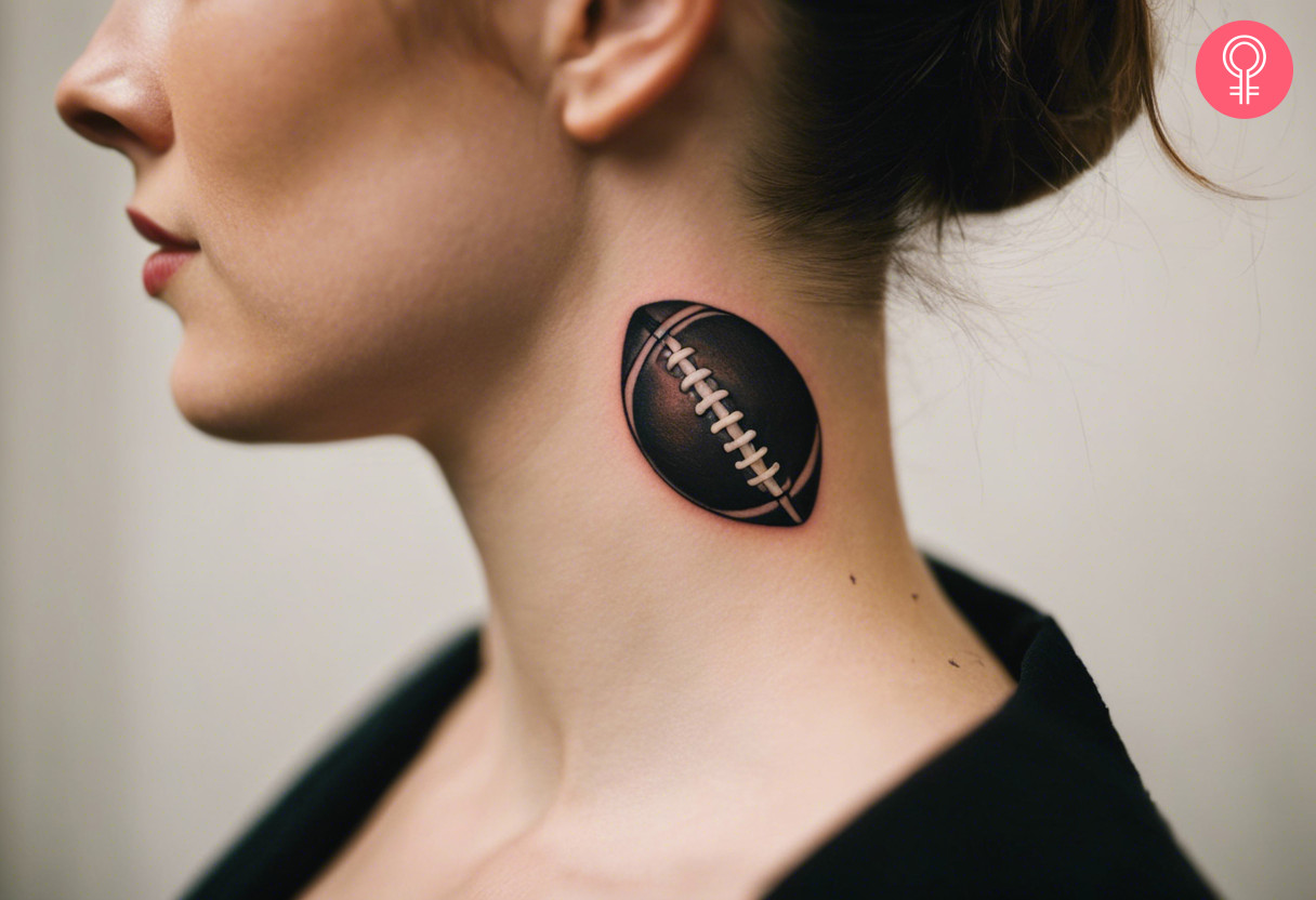 Frau mit einem American-Football-Tattoo am Nacken