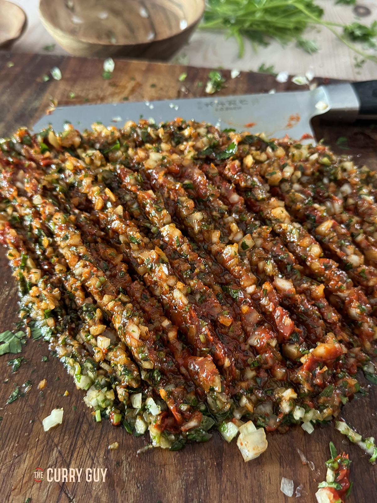 Die Marinade ist fast fertig zerkleinert und kann auf den Fisch aufgetragen werden.