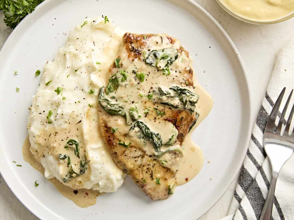 Cremiges Dijon-Hühnchen auf einem Teller mit Kartoffelpüree.