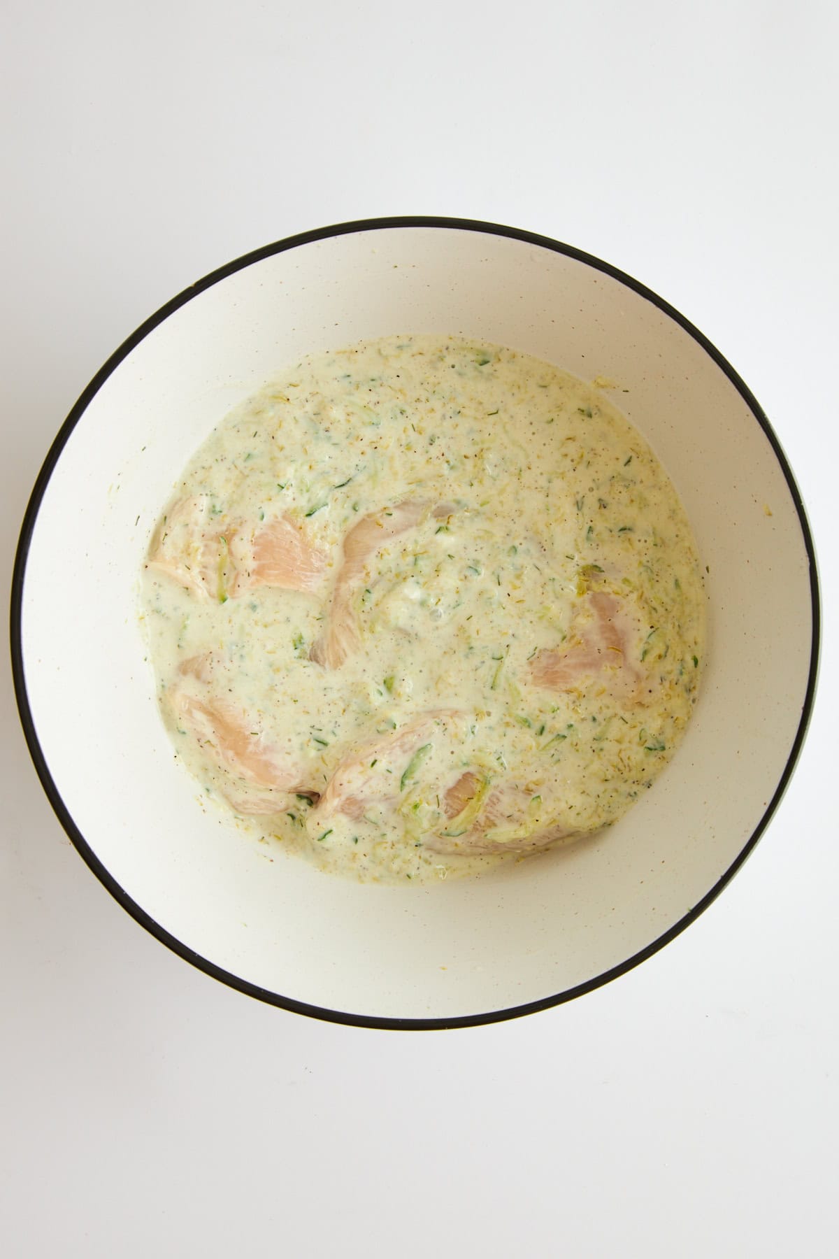 Mariniertes rohes Hähnchen in Tzatziki-Hähnchenmarinade. 