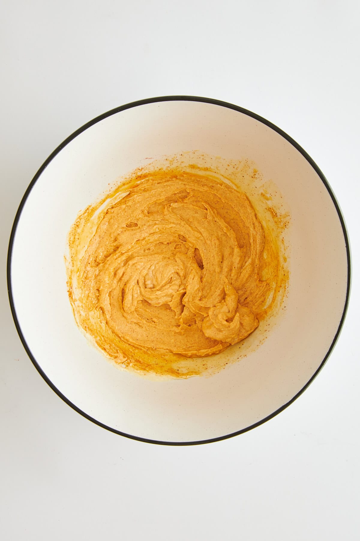 Hummus-Marinade in einer Schüssel. 