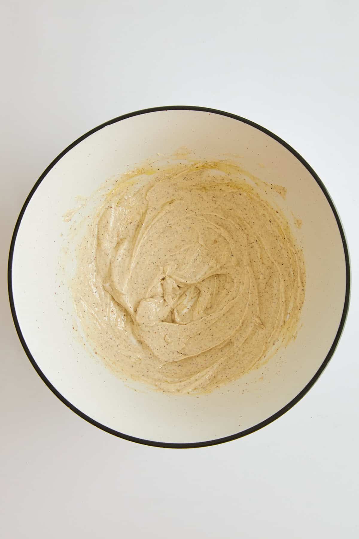 Tahini-Joghurt-Hähnchenmarinade in einer Schüssel. 