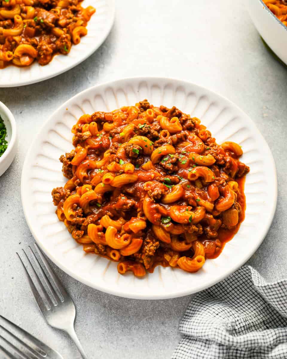 Eine Portion hausgemachter Beefaroni-Auflauf auf einem weißen Teller.