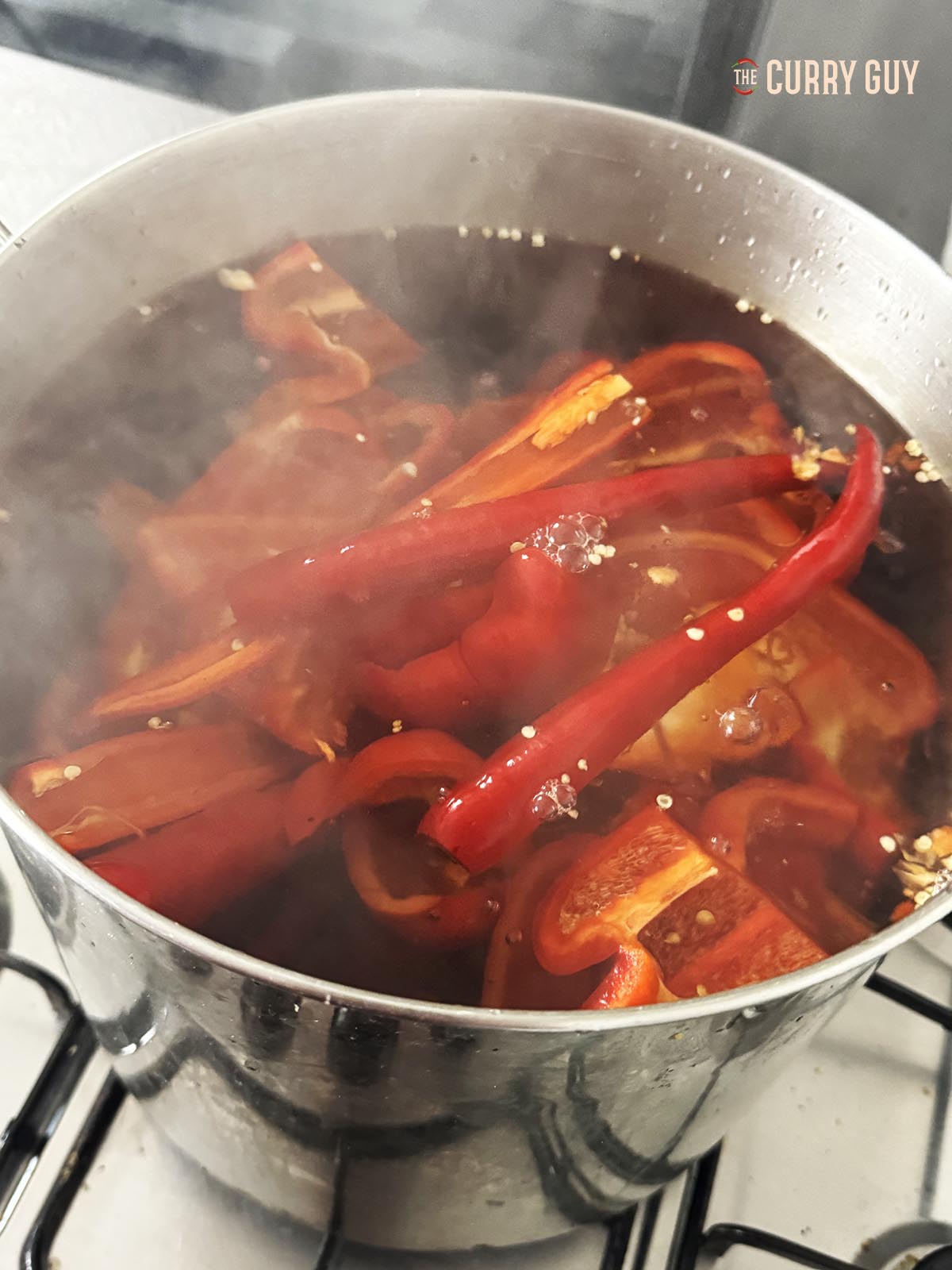 Die Paprika in Wasser kochen. 